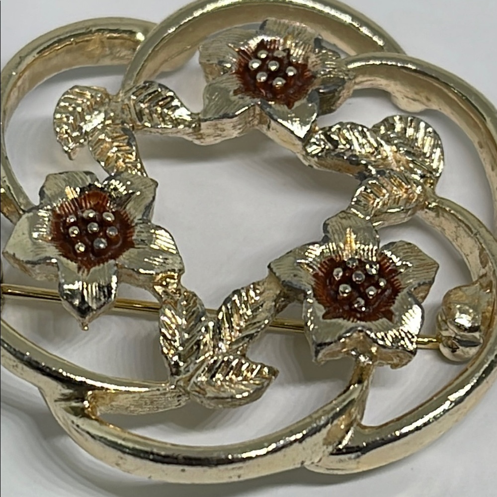 Sarah Coventry circa 1975 Elegant Gold tone  Floral Brooch pin - Picture 4 of 10